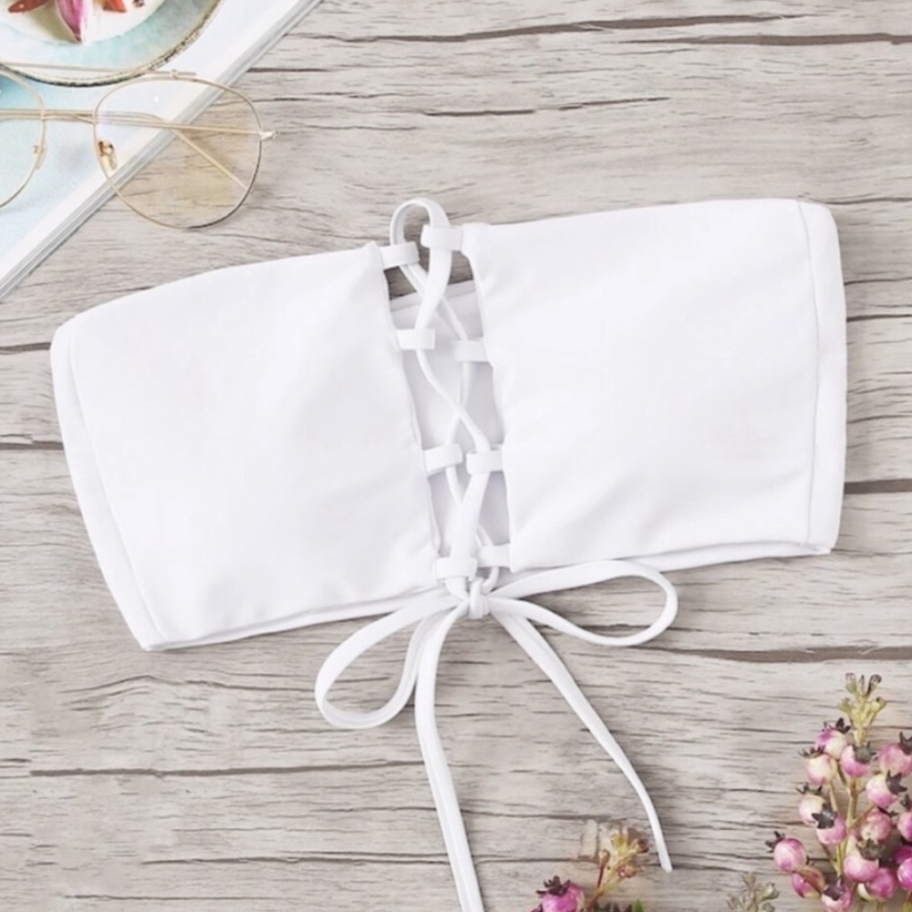 NWT White bikini top!!